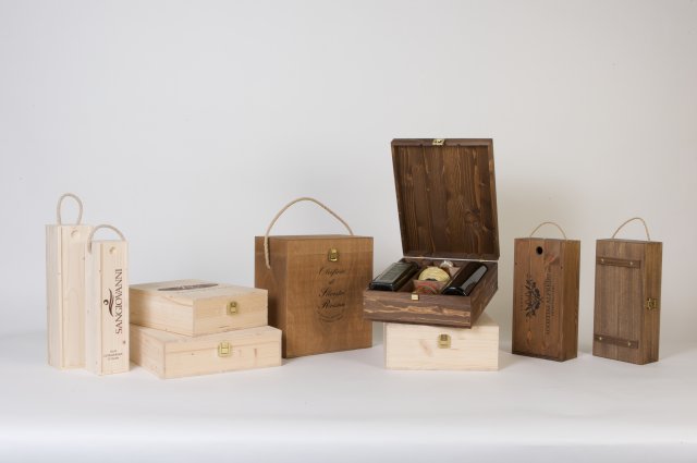 Cassetta Olio abete - Composta in legno spessorato da 7-8 mm e levigato.
Tinteggiatura in noce chiaro e scuro, ciliegio e castagno.
Disponibile come \"bauletto\" o con \"coperchio scorrevole\".